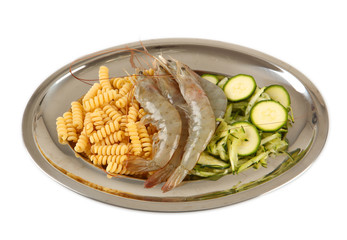 Primo piatto, fusilli, gamberi e zucchine