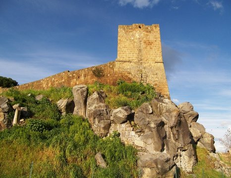 Tuscania-Torre delle mura medievali