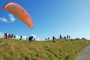 Sierkussen Décollage d'un parapente sur le puy-de-dôme © hensor