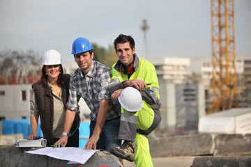 Entrepreneurs sur un chantier de construction