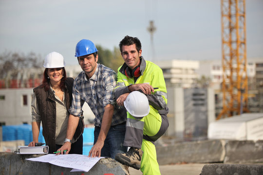 Entrepreneurs sur un chantier de construction
