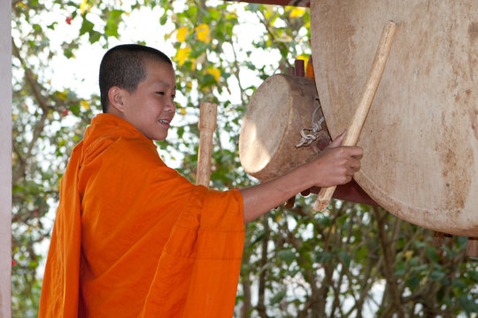 buddhistischer Mönch mit Trommel