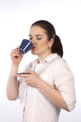Frau trinkt aus Tasse