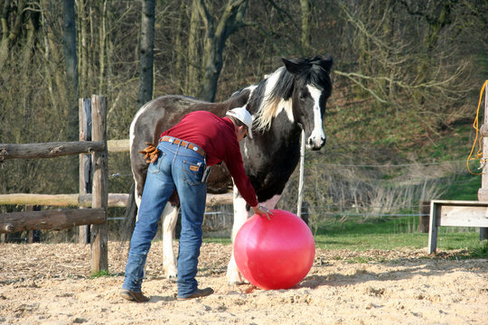 Winnetou mit Trainer und Ball