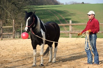 Winnetou mit Trainer und Ball