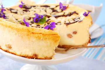 cheesecake with almonds