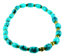 collier perles bleu, fond blanc