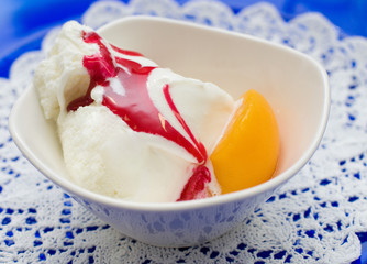 coppa di gelato con pesca sciroppata