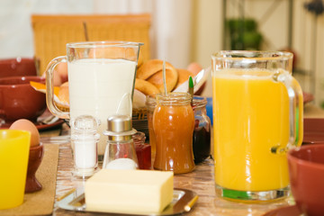 Frühstück - Stilleben mit Milch und Organgensaft