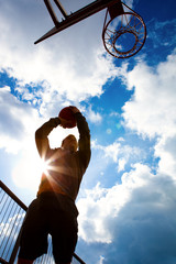 Basketballspieler im Gegenlicht beim werfen © fotogestoeber