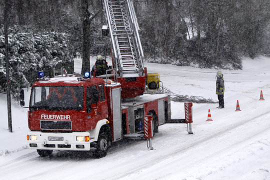 Feuerwehreinsatz in dichtem Schneetreiben