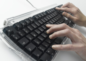 Computer-Tastatur mit Händen