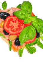 Fototapeta na wymiar Frischer Salat mit Lachs und Oliven