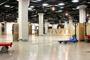 Empty exhibition hall underground - 22010966
