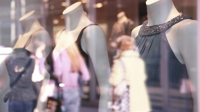 Schaufenster und Menschen im Hintergrund