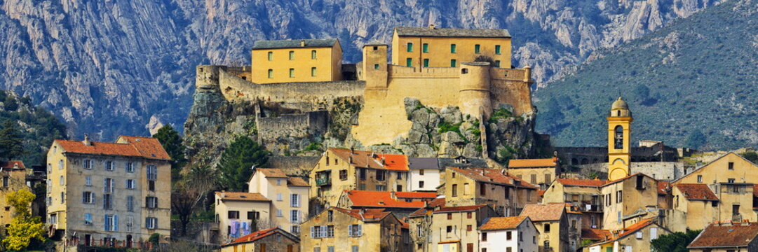 Vue panoramique de la citadelle et de la ville de Corte en Corse