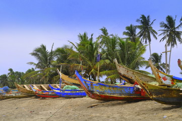 Fototapeta na wymiar Jaskrawo pomalowane łodzie rybackie
