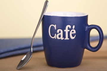 Kaffeetasse mit silbernen Löffel