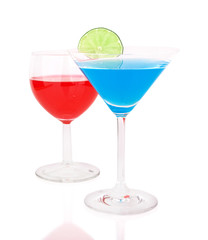Cocktail mit Limette im Glas isoliert