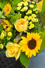 Gelber Sommerblumenstrauß, Blumenmarkt