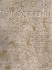 Zabytkowa płaskorzeźba z napisami © bnorbert3