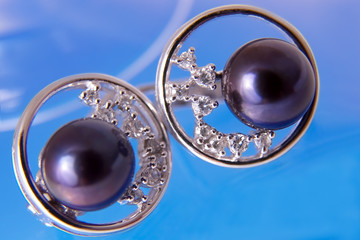 Silver earrings with black pearls