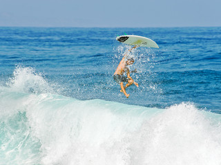 Surfing Wipeout - obrazy, fototapety, plakaty
