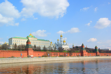 Obraz premium Moscow Kremlin and river under blue sky with white clouds