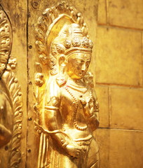Fototapeta na wymiar Gold statue