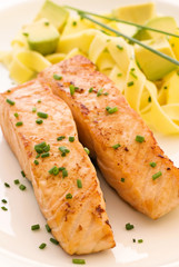 Nudeln mit Lachs und Obst