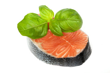 roher Lachs mit Basilikum