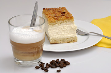 Zum Nachmittag Kuchen