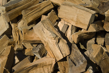Gepaltenes Holz als alternative Energiequelle