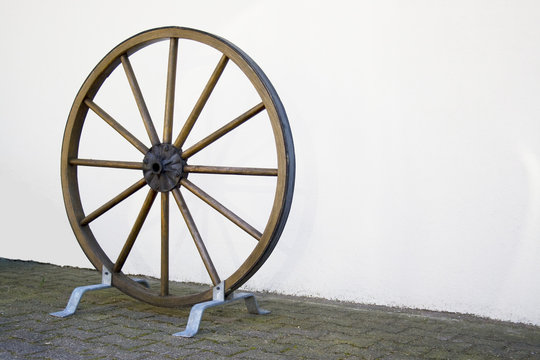 Altes Holzwagenrad mit Platz f&uuml;r Text