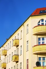 Hausansicht mit Balkons