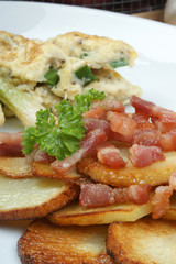 Bratkartoffeln mit Rührei serviert