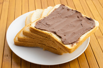 Fette di pane e cioccolato spalmabile