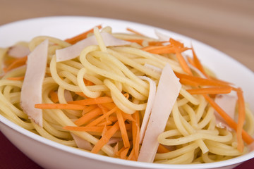 Nudelsalat mit Möhre und Fleisch