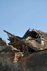 Fototapeta na wymiar zniszczony dom