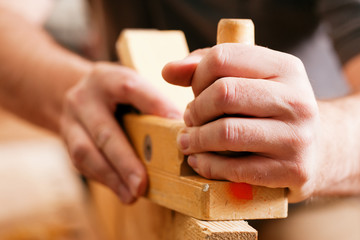 Tischler oder Schreiner mit Hobel