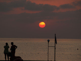 Фотограф снимает восход солнца