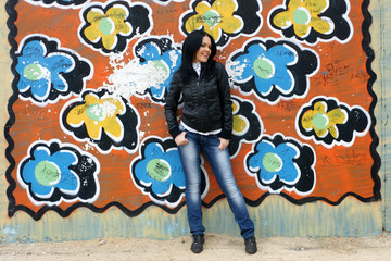 Obraz premium Young woman near wall