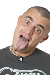 jeune homme tirant la langue