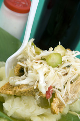 plate of vigoron and fresh hibiscus juice granada nicaragua
