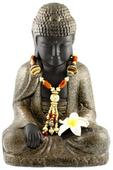 bouddha assis, collier perles, fleur frangipanier, fond blanc