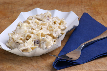 hausgemachter Nudelsalat in einer Pappschale