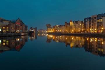 Fototapeta na wymiar Gdańsk z Riverside w nocy