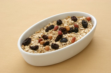 Müsli mit Früchten in einer weissen Schale