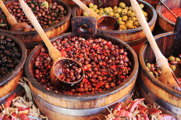 bunte Oliven in Schüsseln