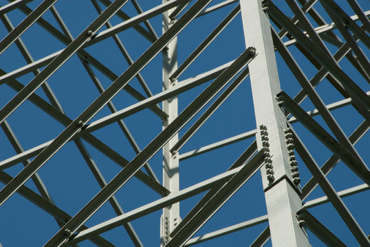Stahlgittermast einer Hochspannungsleitung